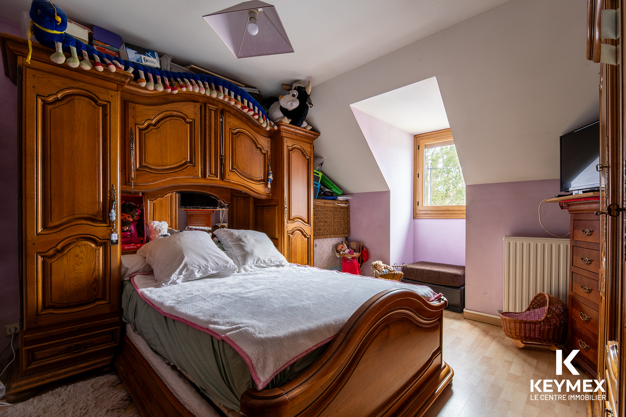 Chambre enfant traditionnelle avec lit en bois massif