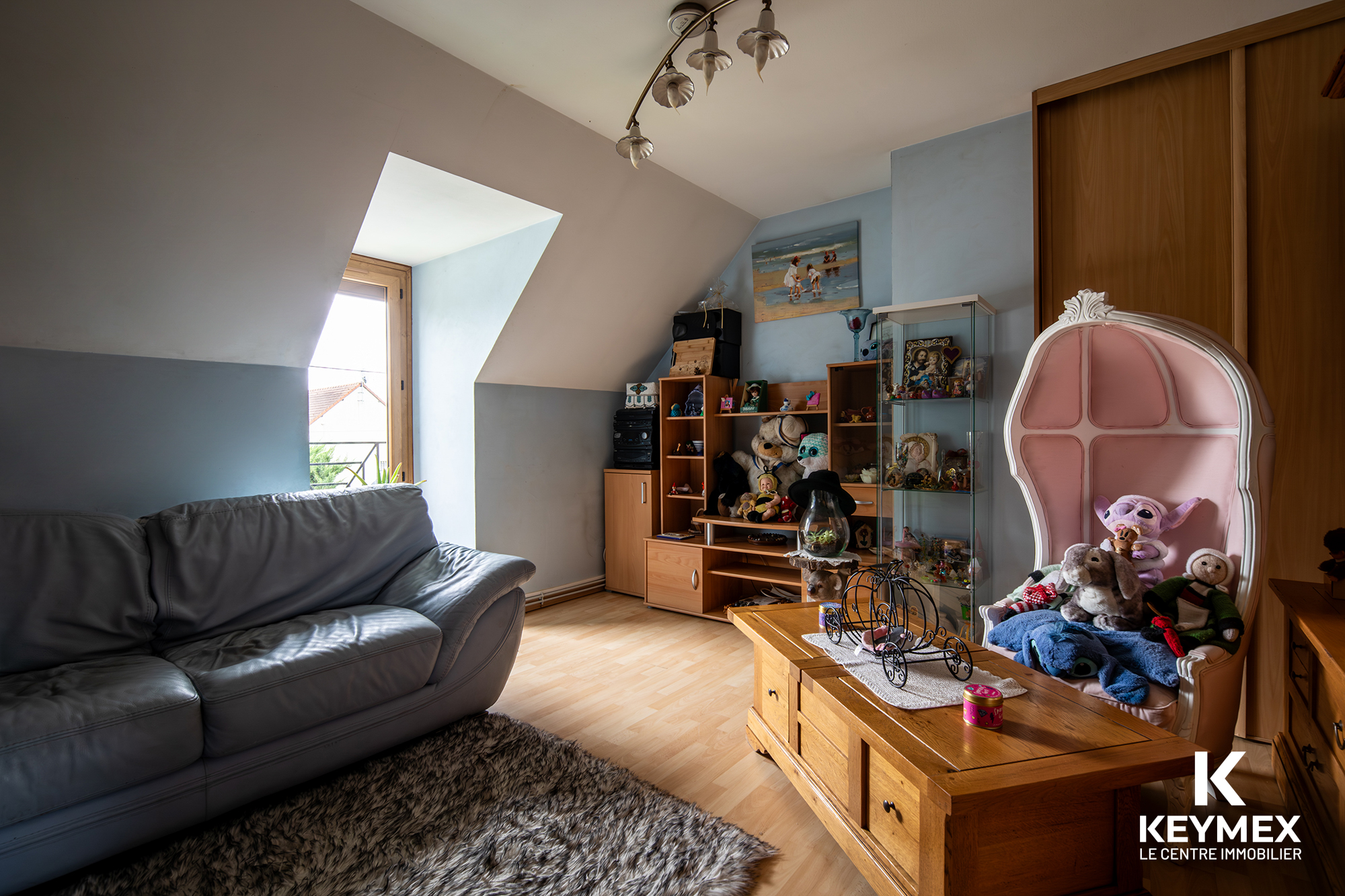 Salon avec décoration d'intérieur moderne et chaleureux.