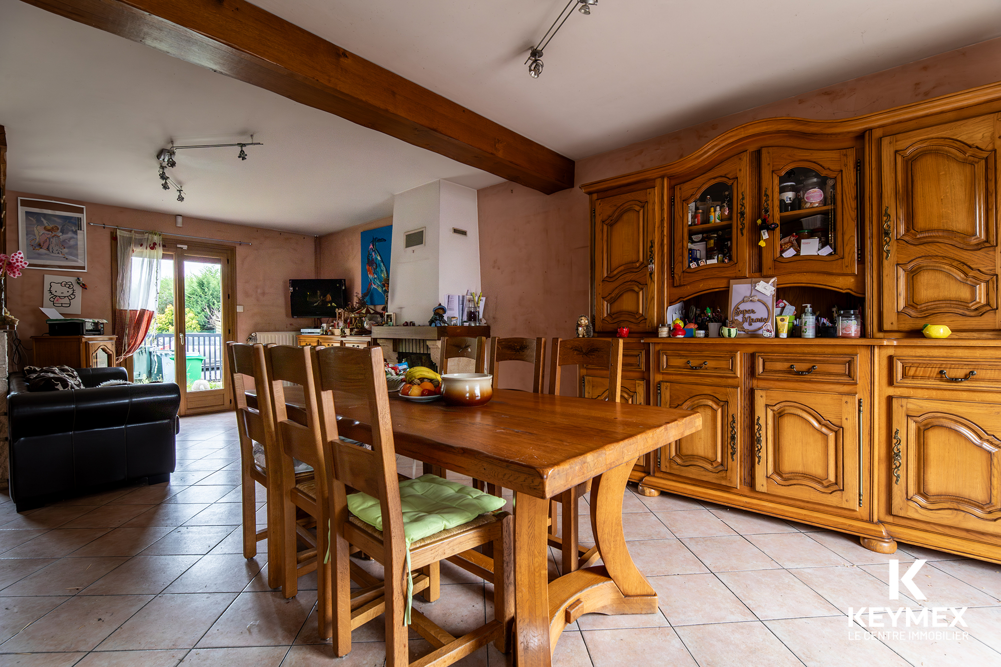 Salon avec meubles en bois et lumière naturelle