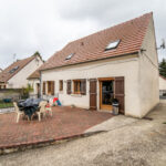 Maison moderne avec terrasse en briques rouge