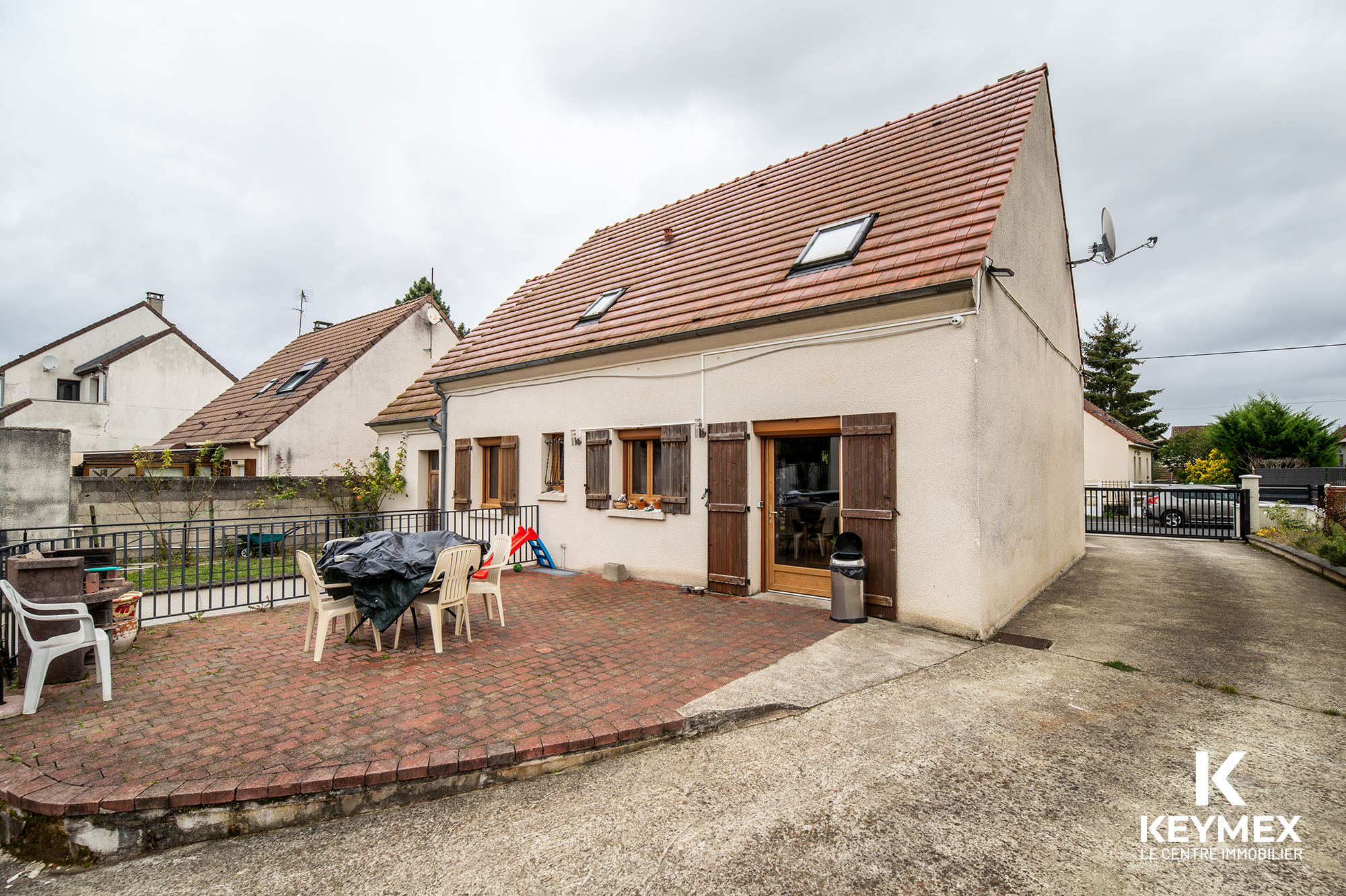 Maison moderne avec terrasse en briques rouge