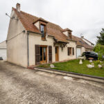 Maison traditionnelle avec jardin et garage en France.