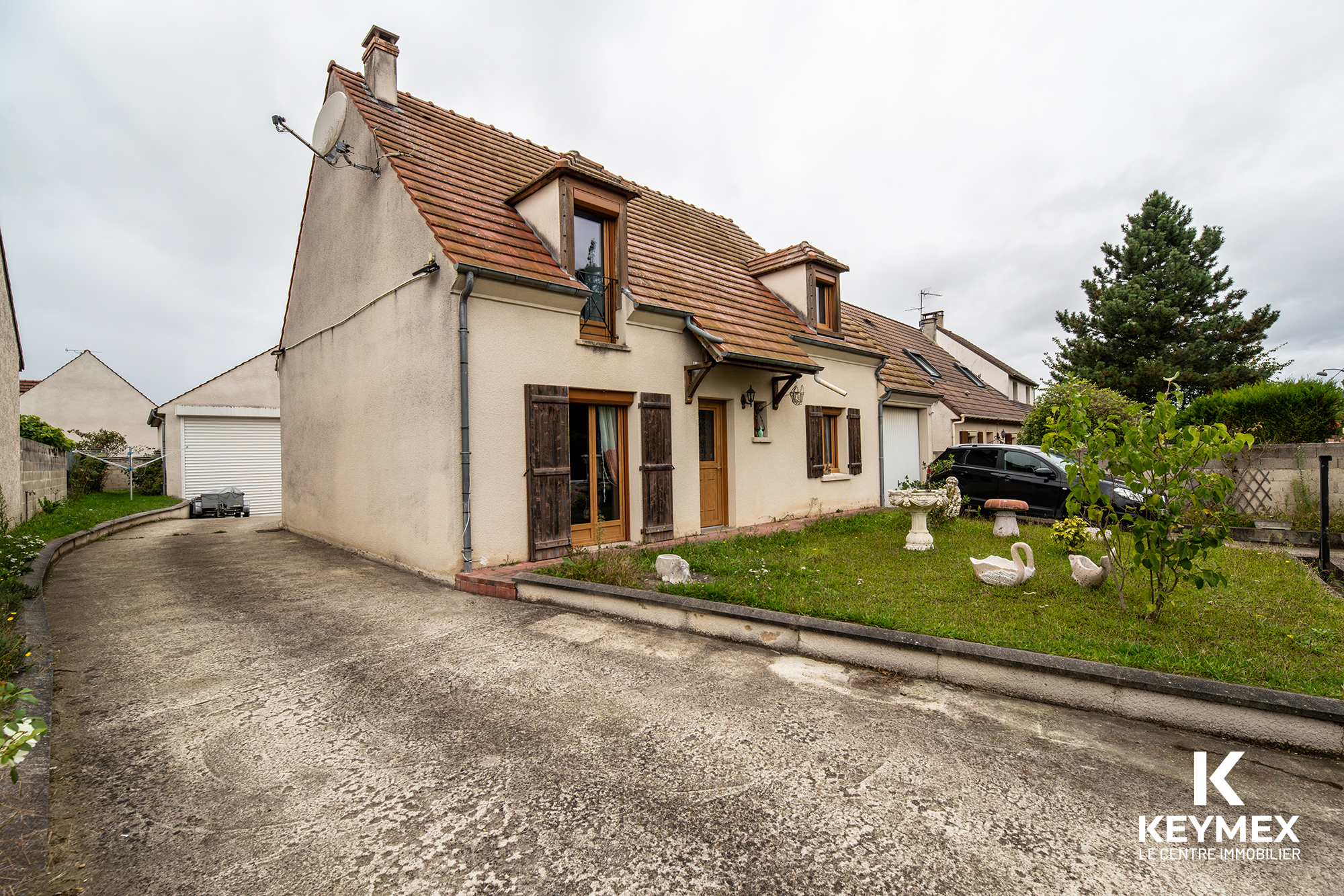 Maison traditionnelle avec jardin et garage en France.