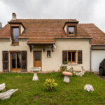 Maison avec jardin devant et voiture garée