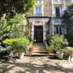 Entrée de maison entourée de plantes verdoyantes