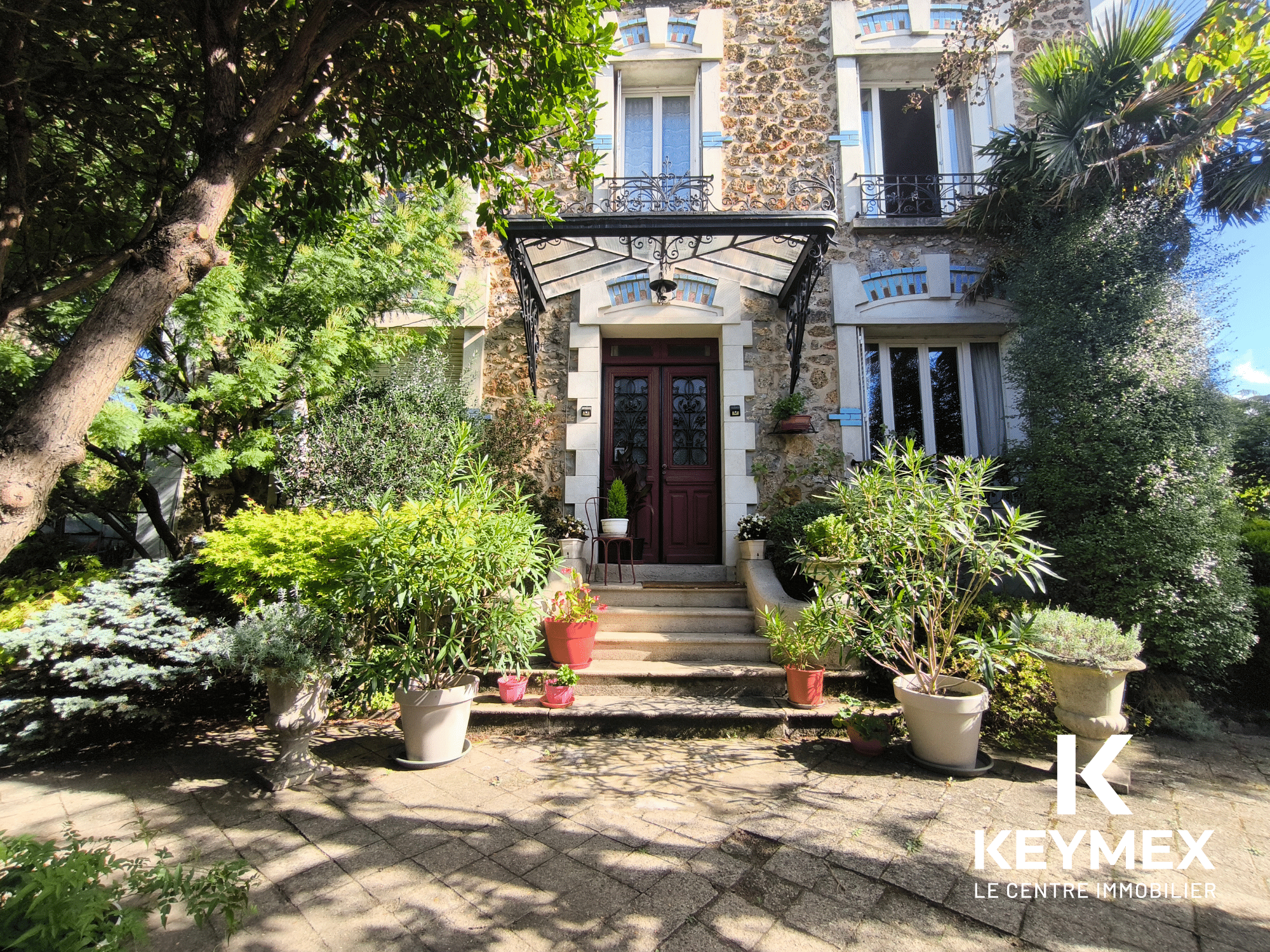 Entrée de maison entourée de plantes verdoyantes