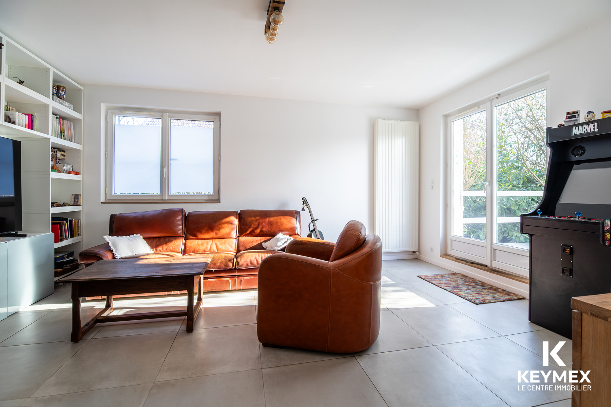 Salon moderne avec canapé en cuir marron.