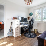 Bureau lumineux avec guitare et fauteuil gaming