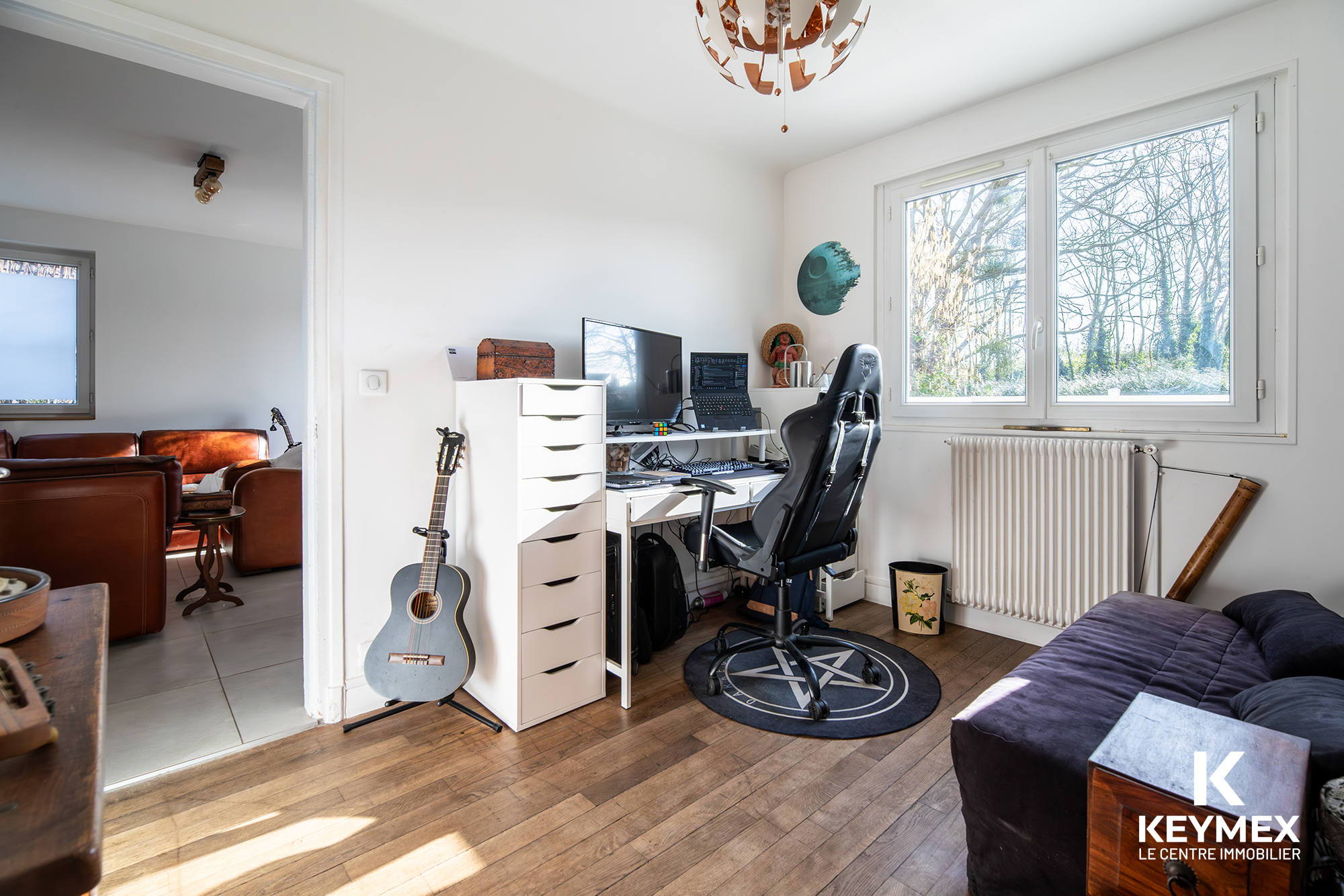 Bureau lumineux avec guitare et fauteuil gaming