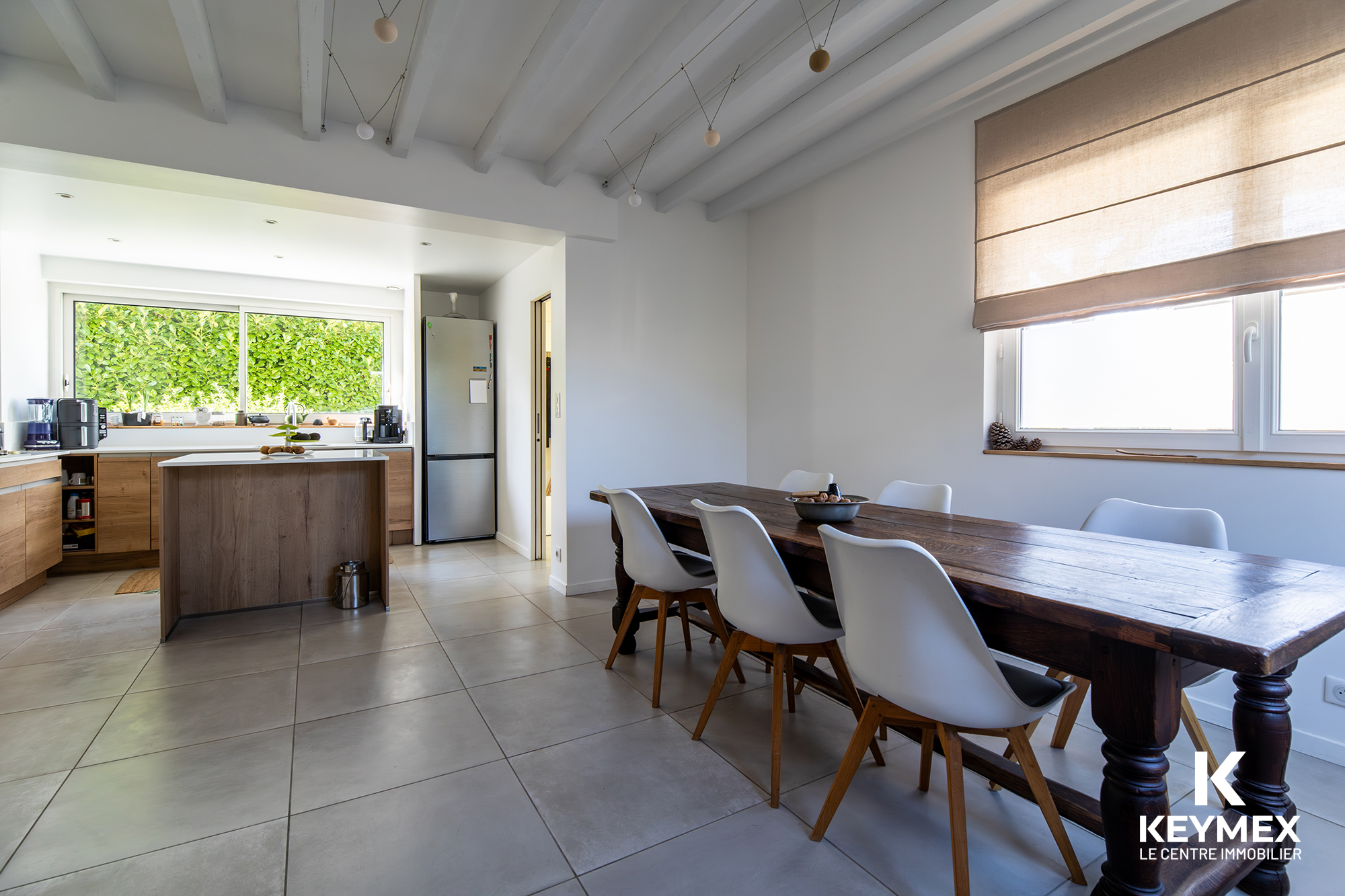 Cuisine moderne avec table à manger en bois.