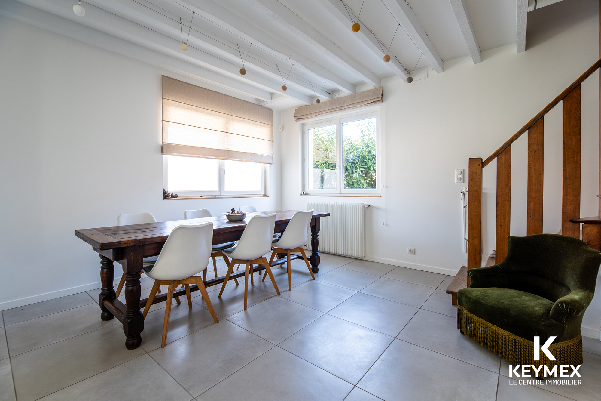 Salle à manger lumineuse avec décoration moderne