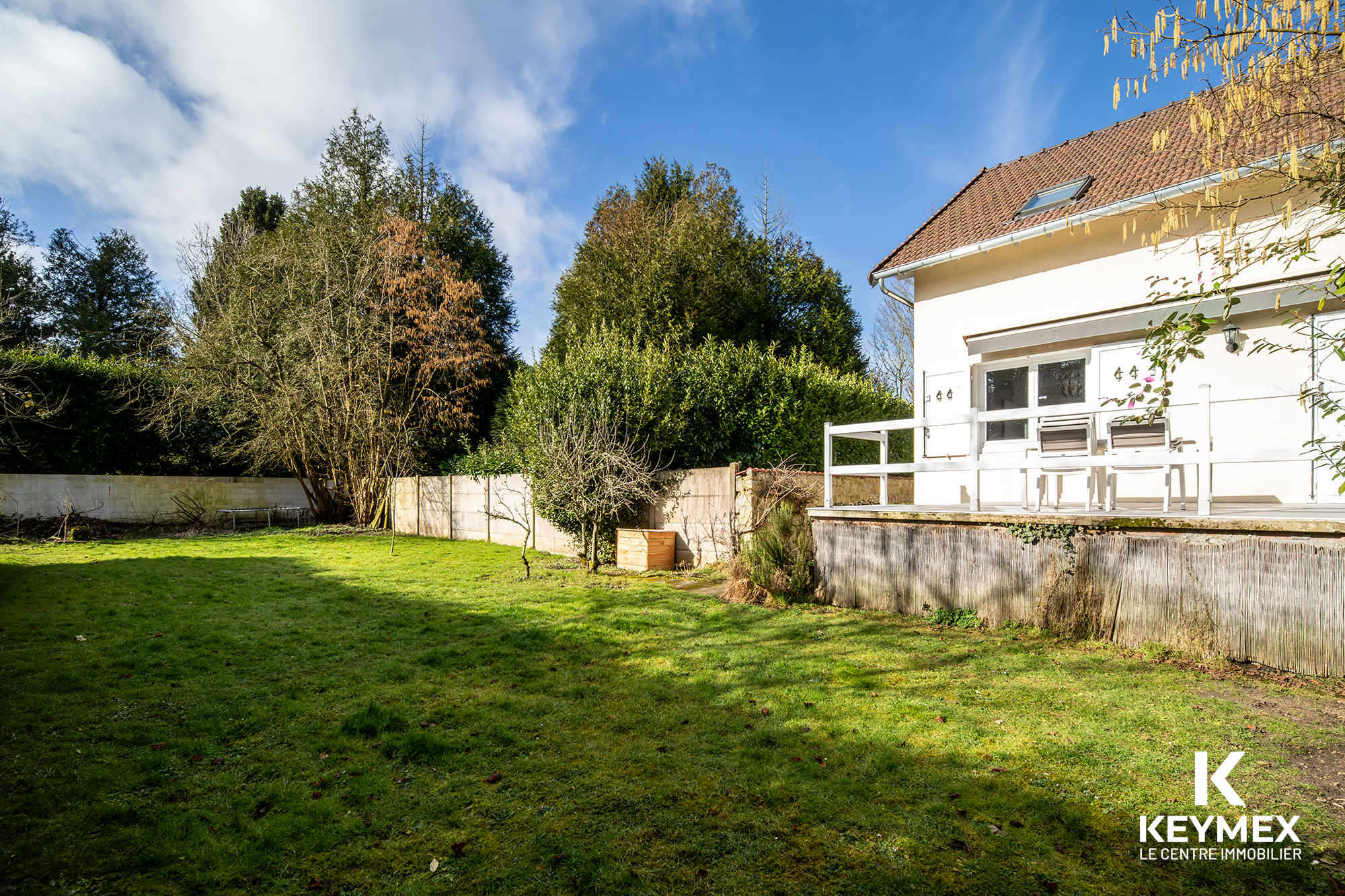 Maison avec jardin et terrasse ensoleillée