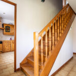 Cuisine et escalier en bois, intérieur lumineux