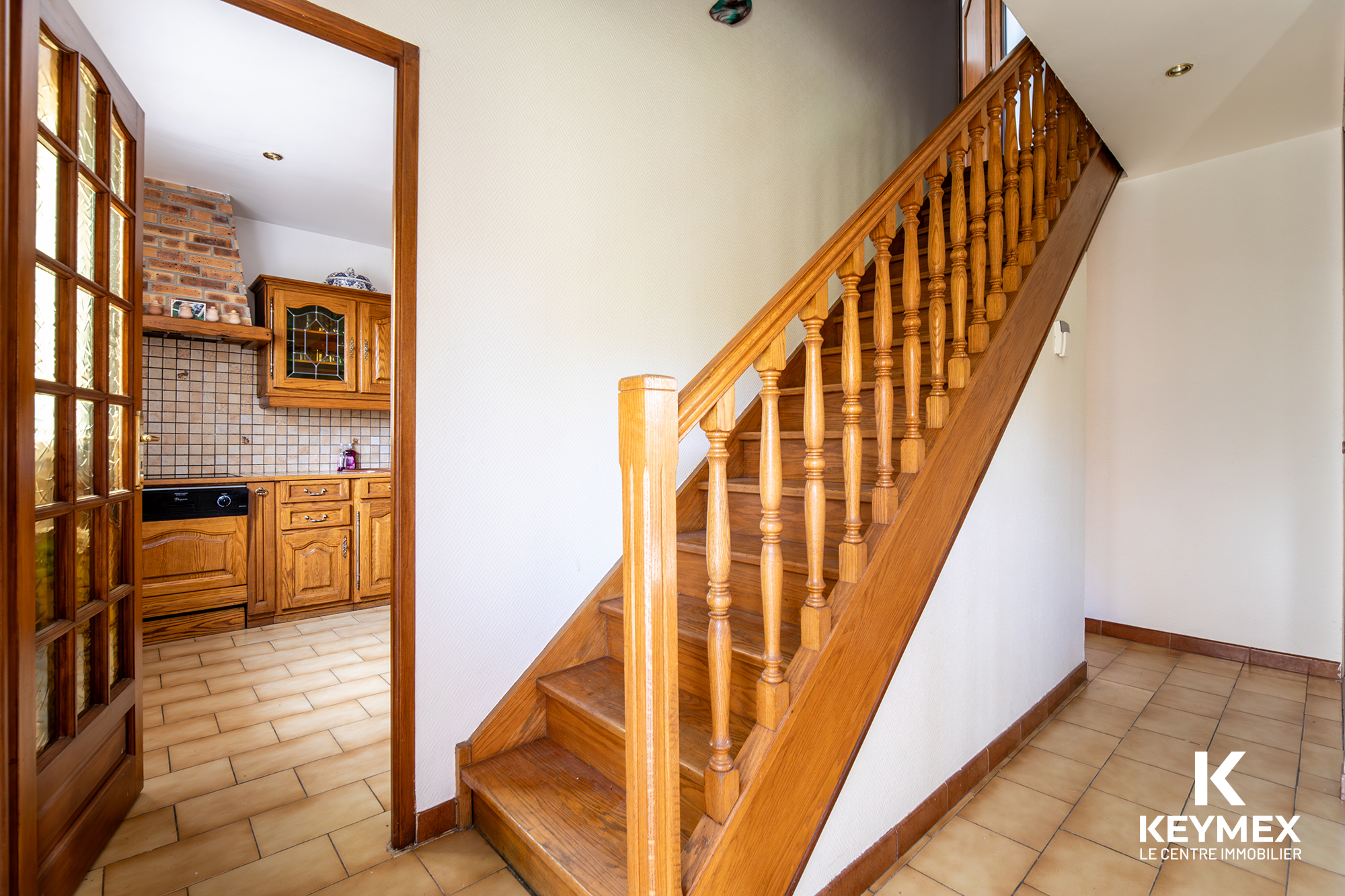 Cuisine et escalier en bois, intérieur lumineux