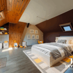 Chambre moderne avec plafond en bois incliné