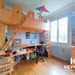 Chambre d'enfant avec lit mezzanine en bois.