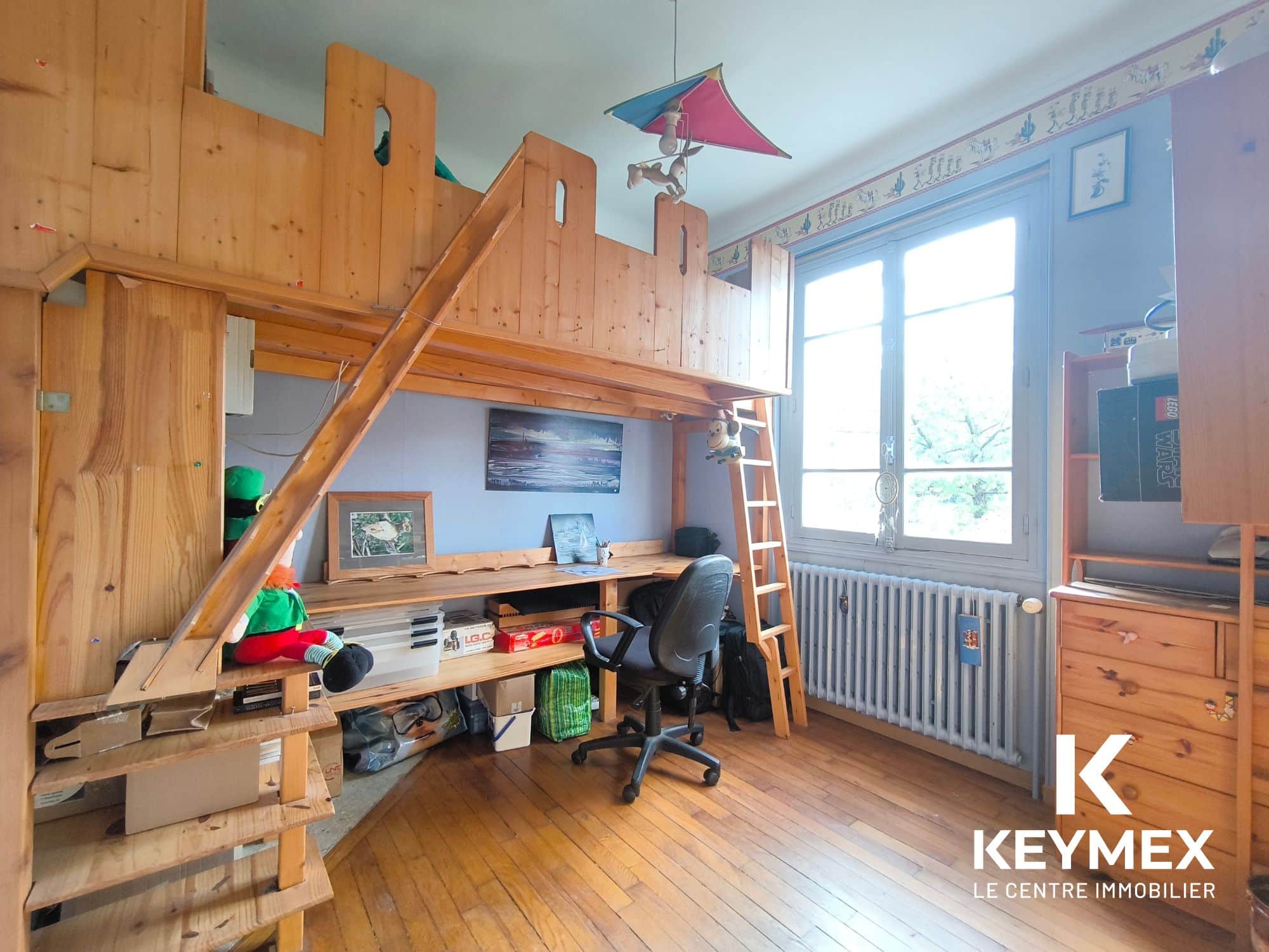 Chambre d'enfant avec lit mezzanine en bois.