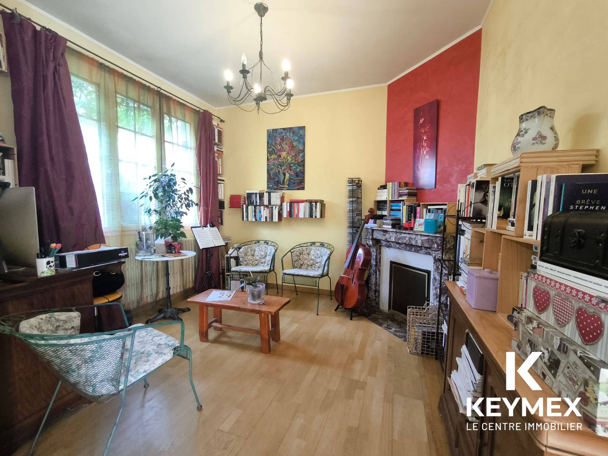 Salon avec cheminée, étagères, et instruments de musique.