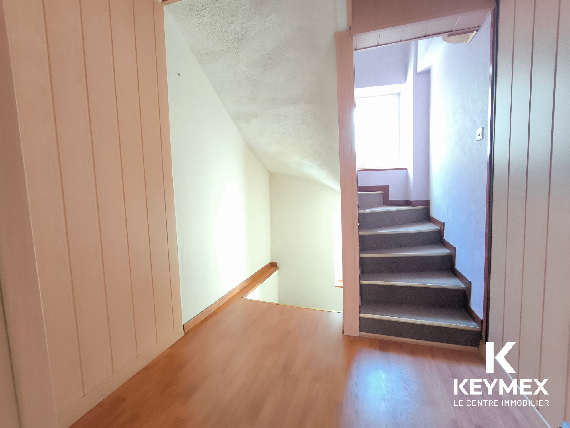 Escalier lumineux intérieur en bois