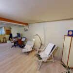 Bureau avec fauteuils et décoration minimaliste