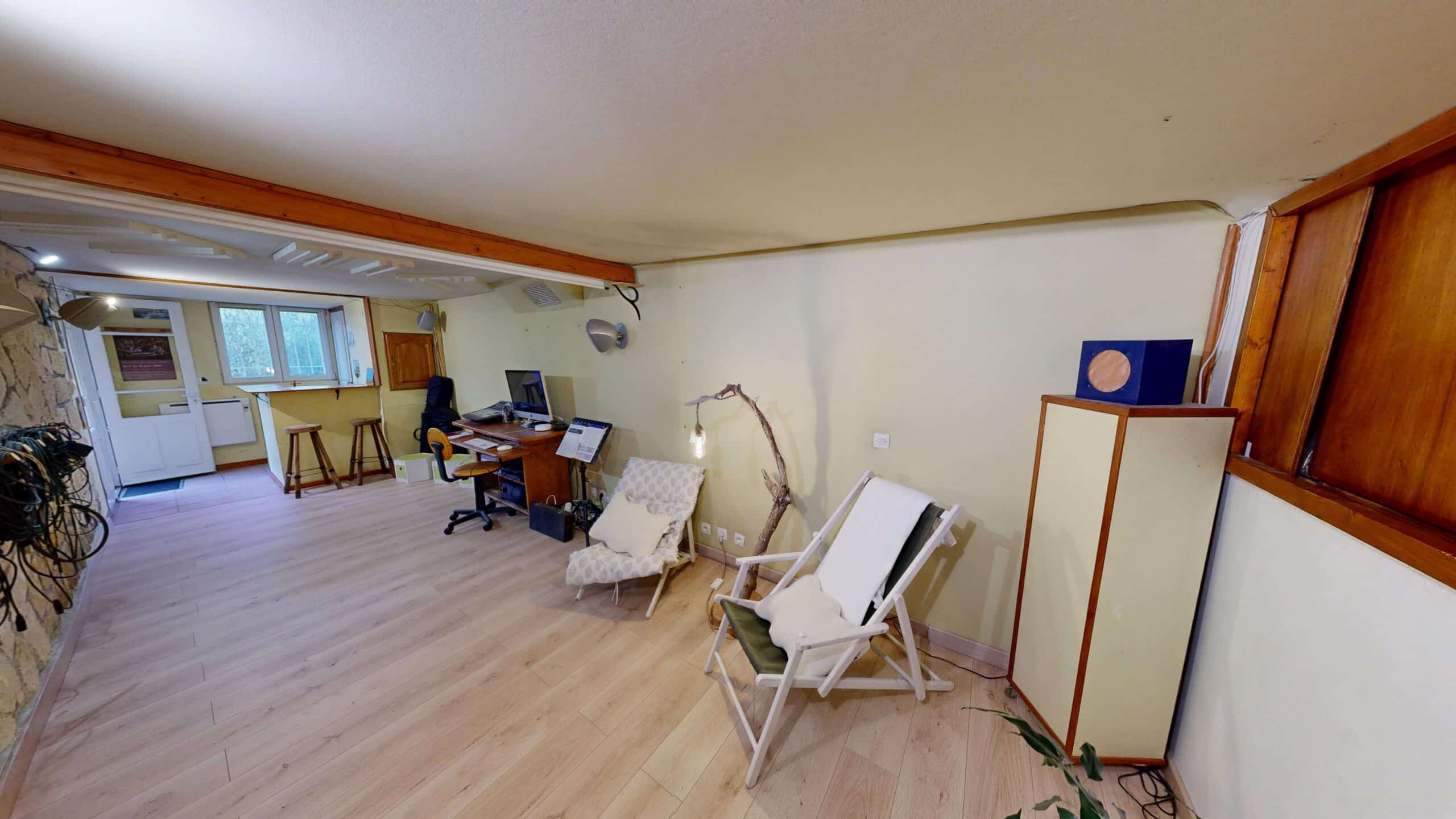 Bureau avec fauteuils et décoration minimaliste