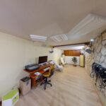 Studio d'enregistrement avec équipements acoustiques.