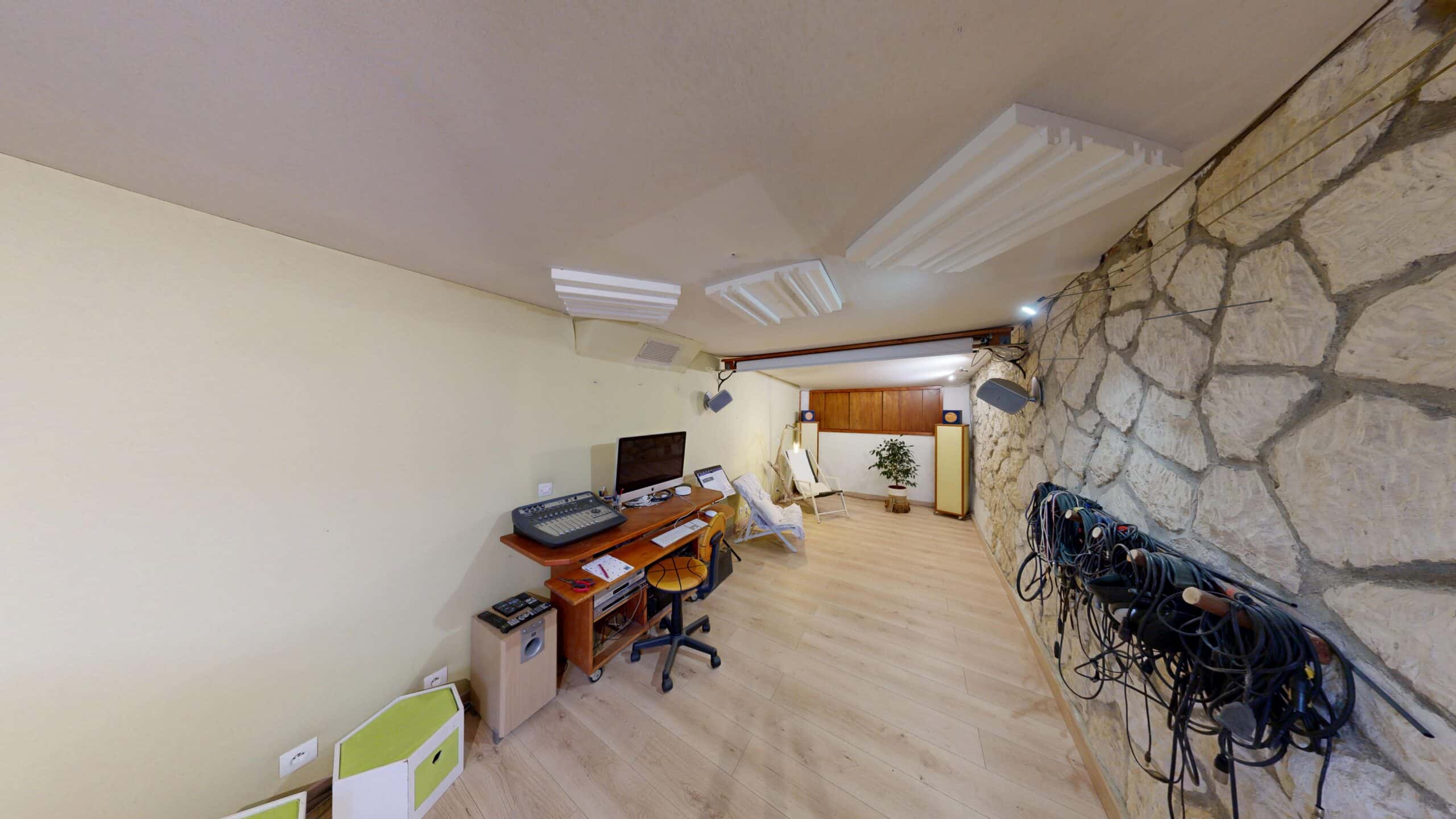 Studio d'enregistrement avec équipements acoustiques.