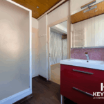 Salle de bain moderne avec lavabo rouge.