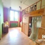 Chambre enfant colorée avec mezzanine en bois.