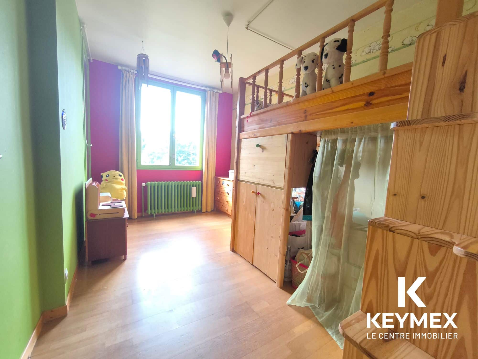 Chambre enfant colorée avec mezzanine en bois.