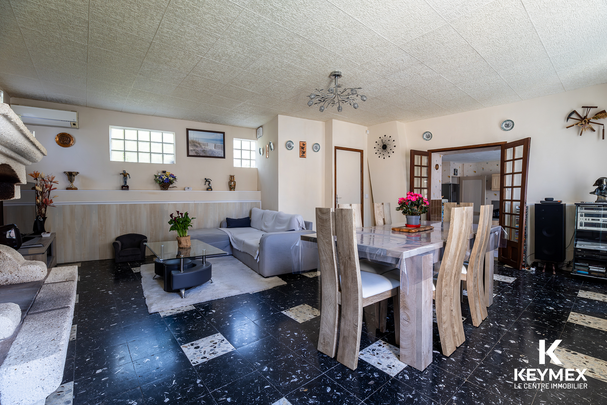 Salon moderne avec table et canapé gris