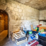 Ancienne cave en pierre avec rangements.
