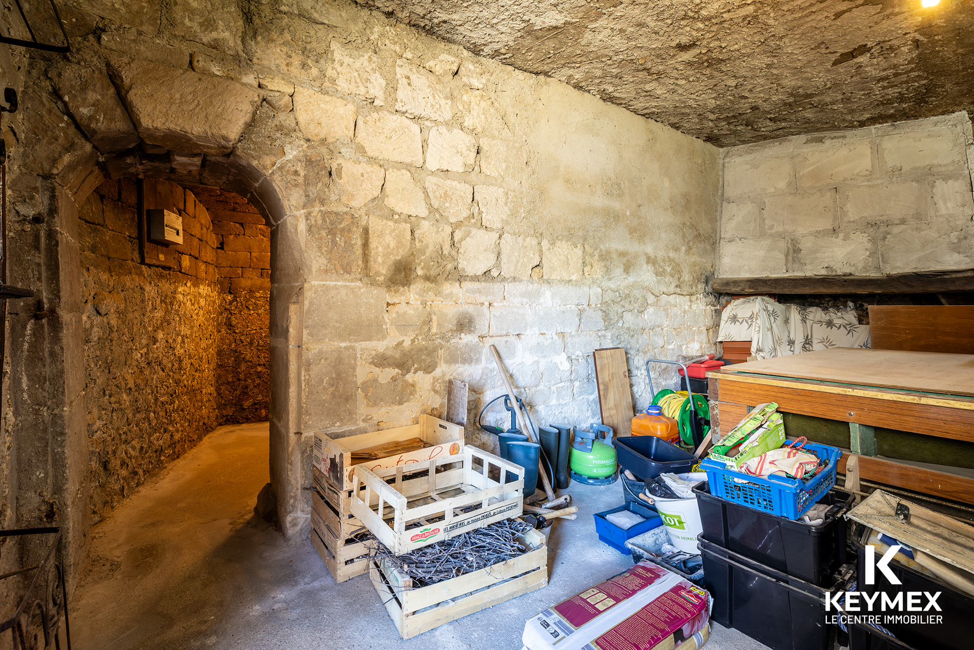 Ancienne cave en pierre avec rangements.