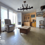 Salon lumineux avec mobilier en bois.