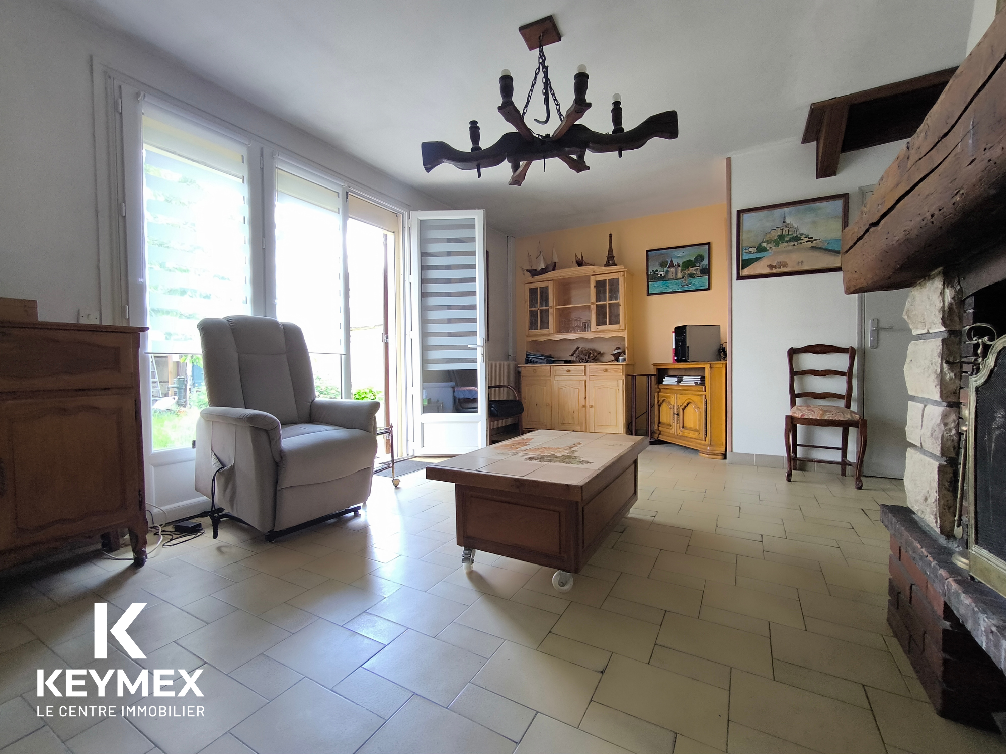 Salon lumineux avec mobilier en bois.