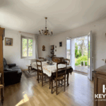 Salle à manger lumineuse avec vue sur jardin