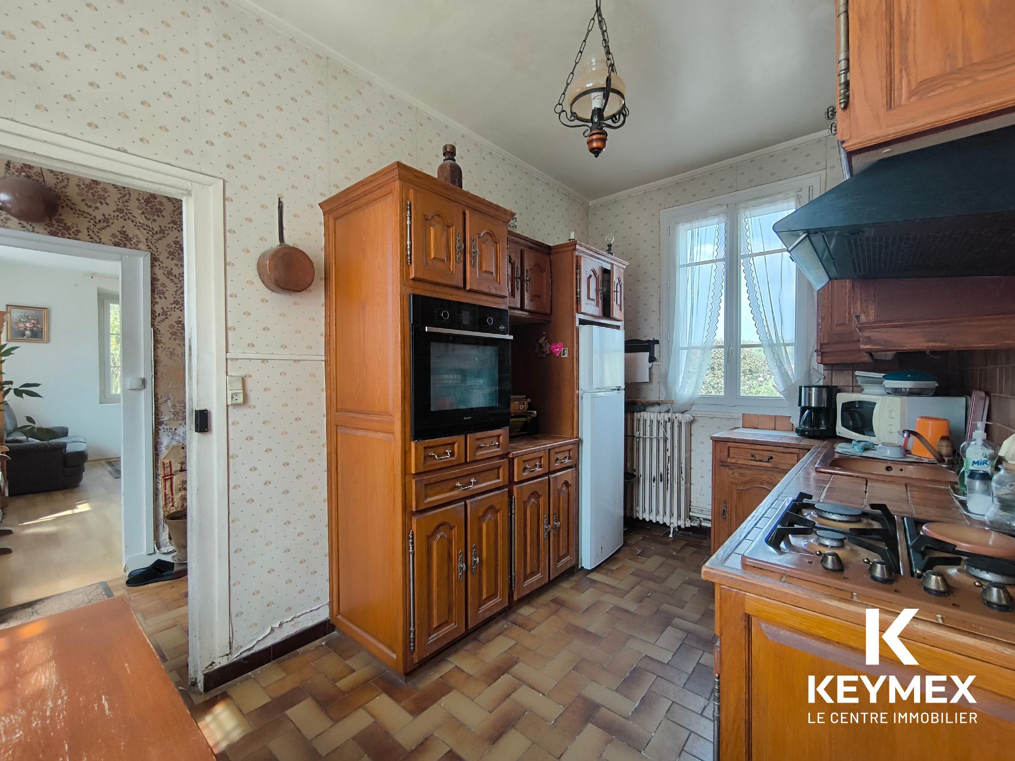 Cuisine rustique en bois avec équipements modernes.