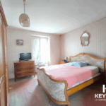 Chambre double avec armoire et télévision.