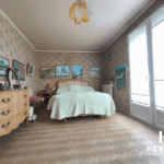 Chambre avec lit ancien, parquet et peintures murales.