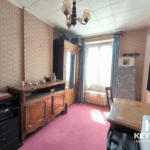 Chambre vintage avec armoire et bureau en bois.