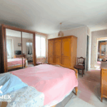 Chambre avec armoire et miroir, style ancien.