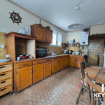 Cuisine rustique avec meubles en bois, Keymex Immobilier.