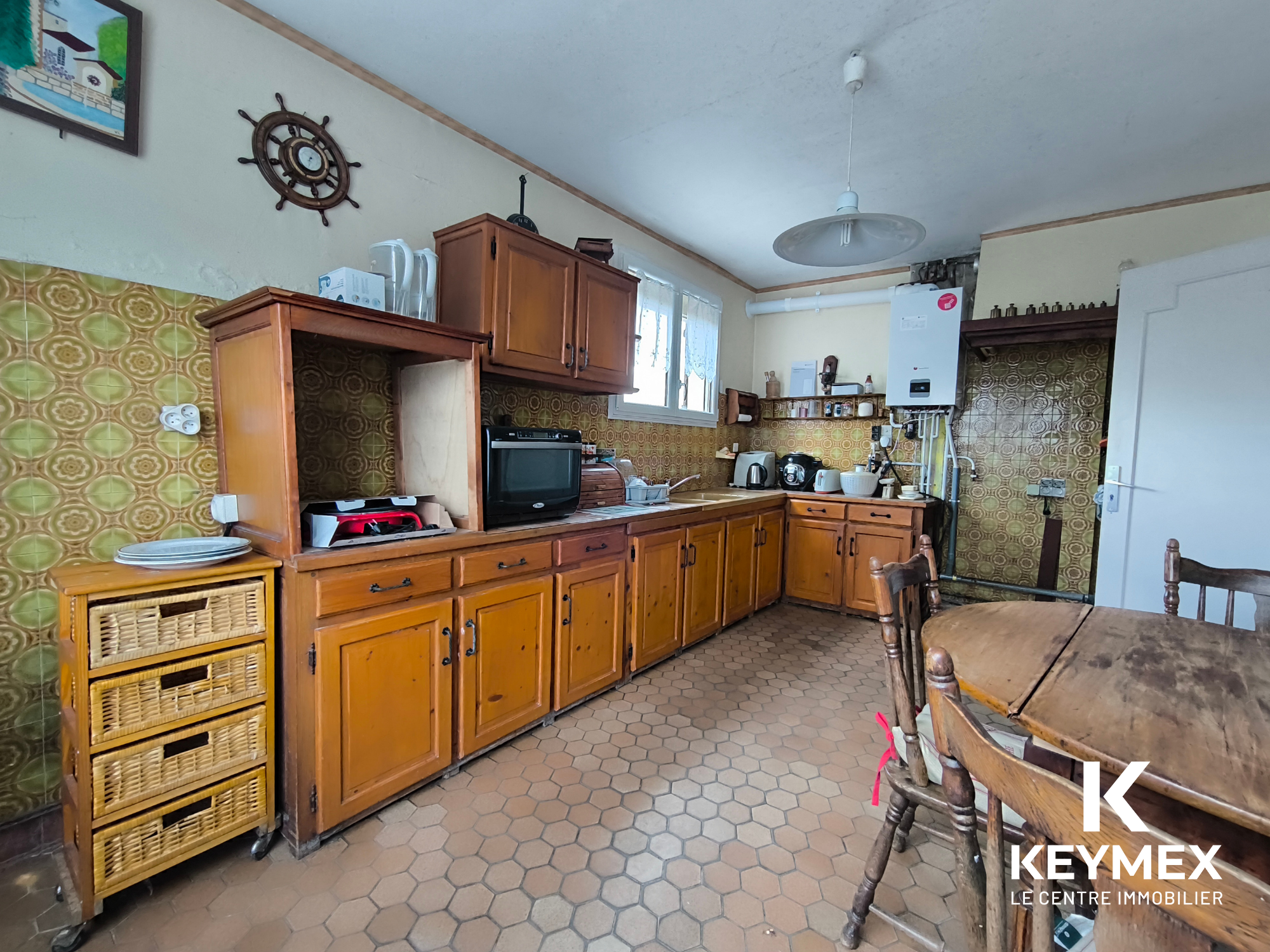 Cuisine rustique avec meubles en bois, Keymex Immobilier.