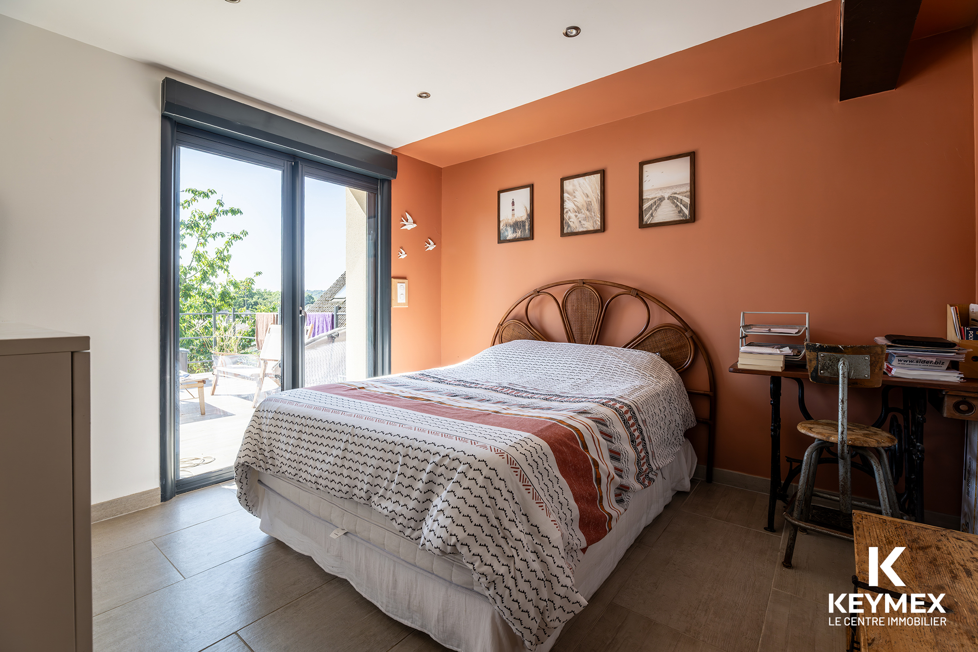 Chambre lumineuse avec lit et balcon.