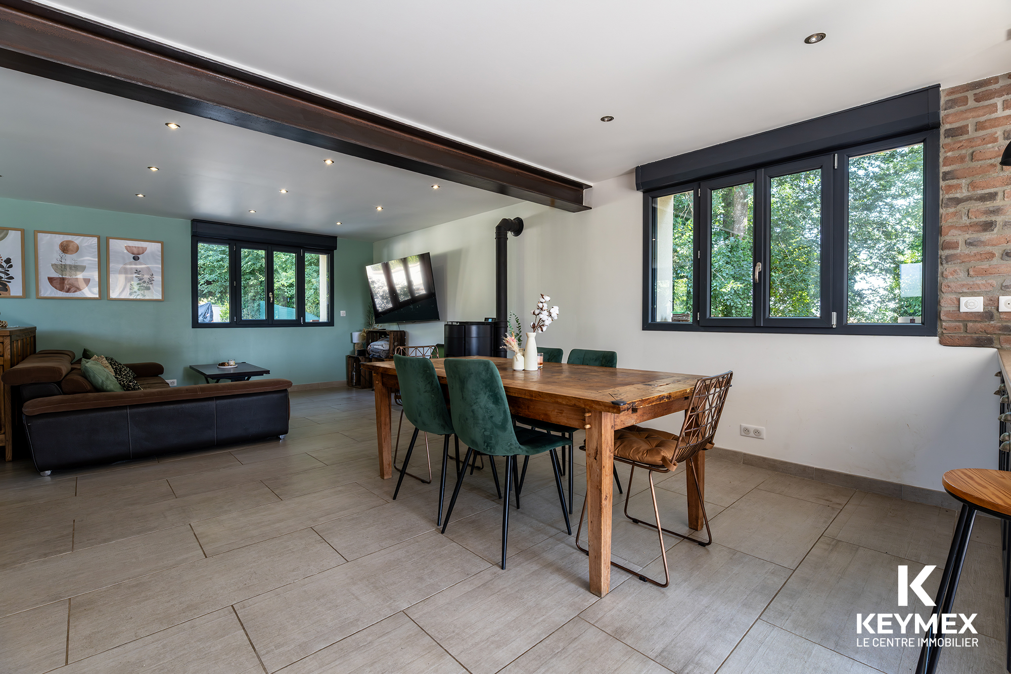 Salle à manger moderne avec grandes fenêtres.