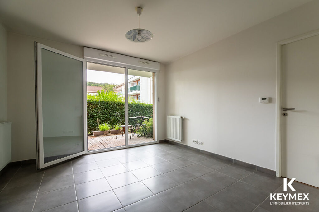 Appartement vide avec terrasse et baie vitrée