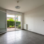 Appartement vide avec terrasse et baie vitrée