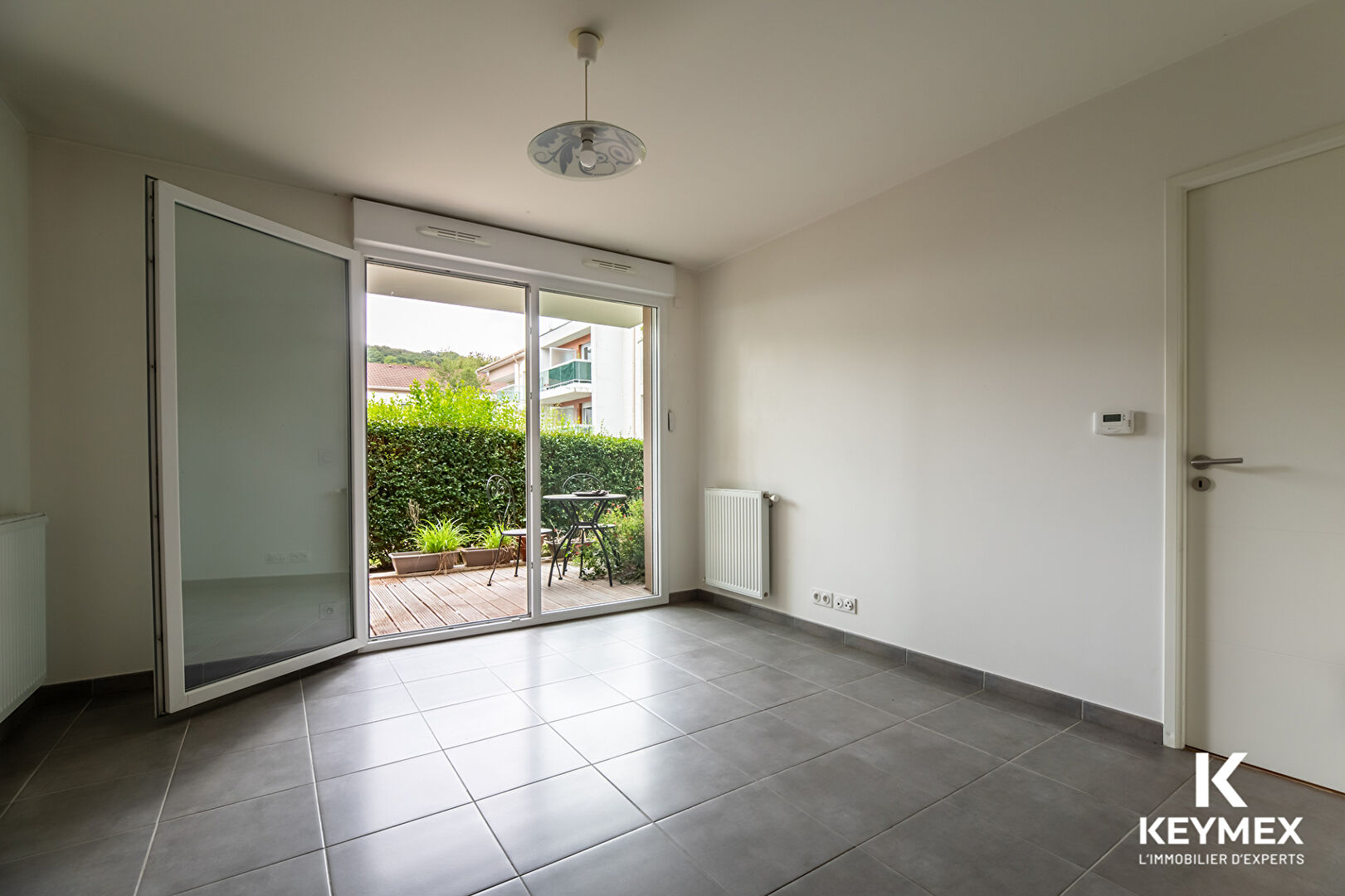 Appartement vide avec terrasse et baie vitrée
