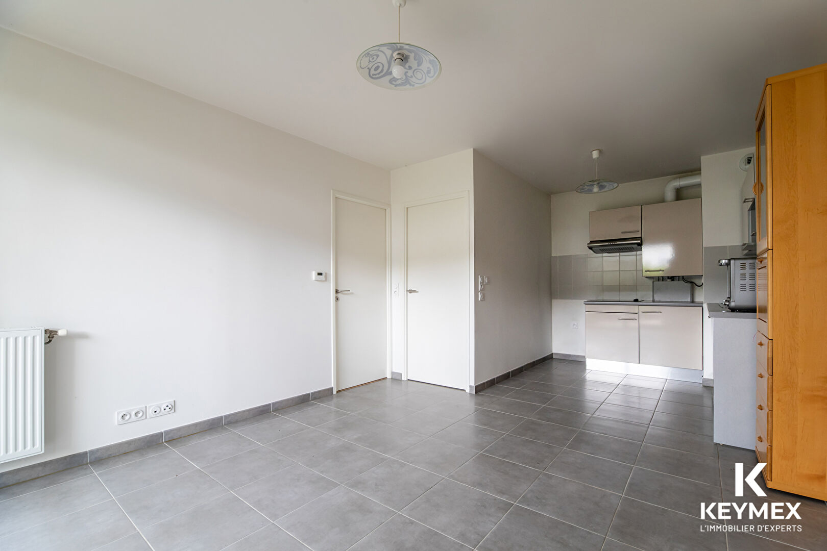 Cuisine moderne avec carrelage et mobilier intégré.