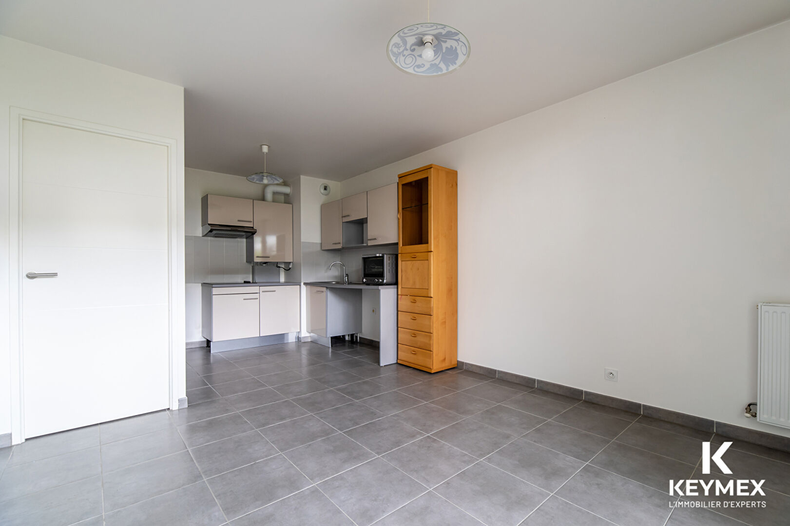 Cuisine moderne avec sol en carreaux gris